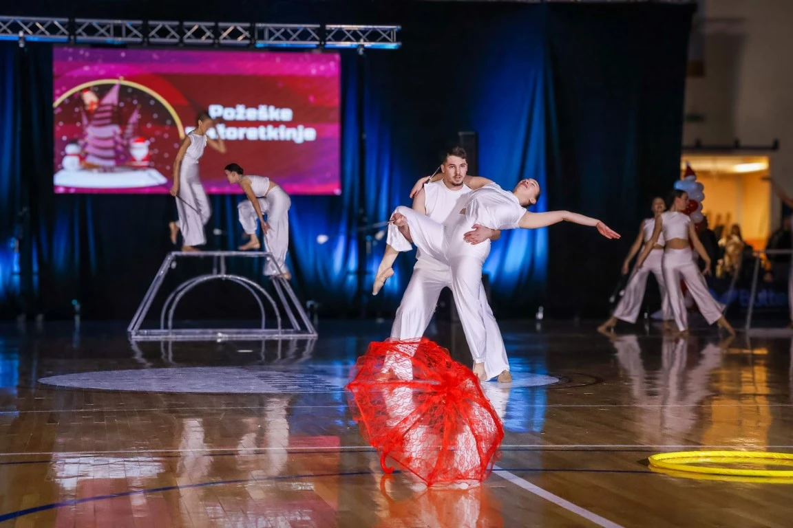 Rasplesani doček Djeda Božićnjaka ispunio dvoranu Tomislav Pirc dječjim osmijesima