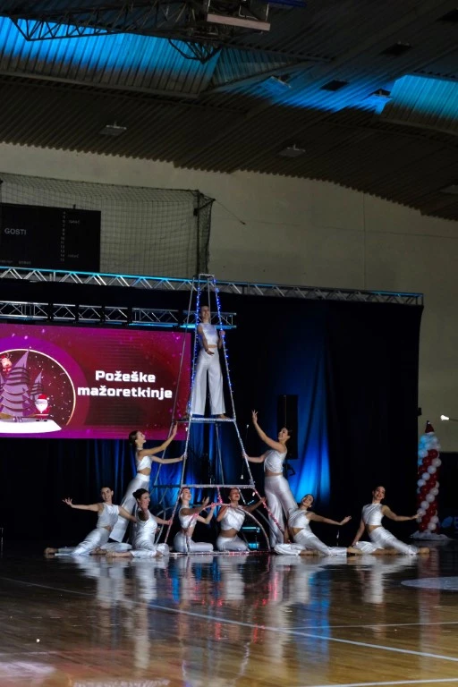 Rasplesani doček Djeda Božićnjaka ispunio dvoranu Tomislav Pirc dječjim osmijesima