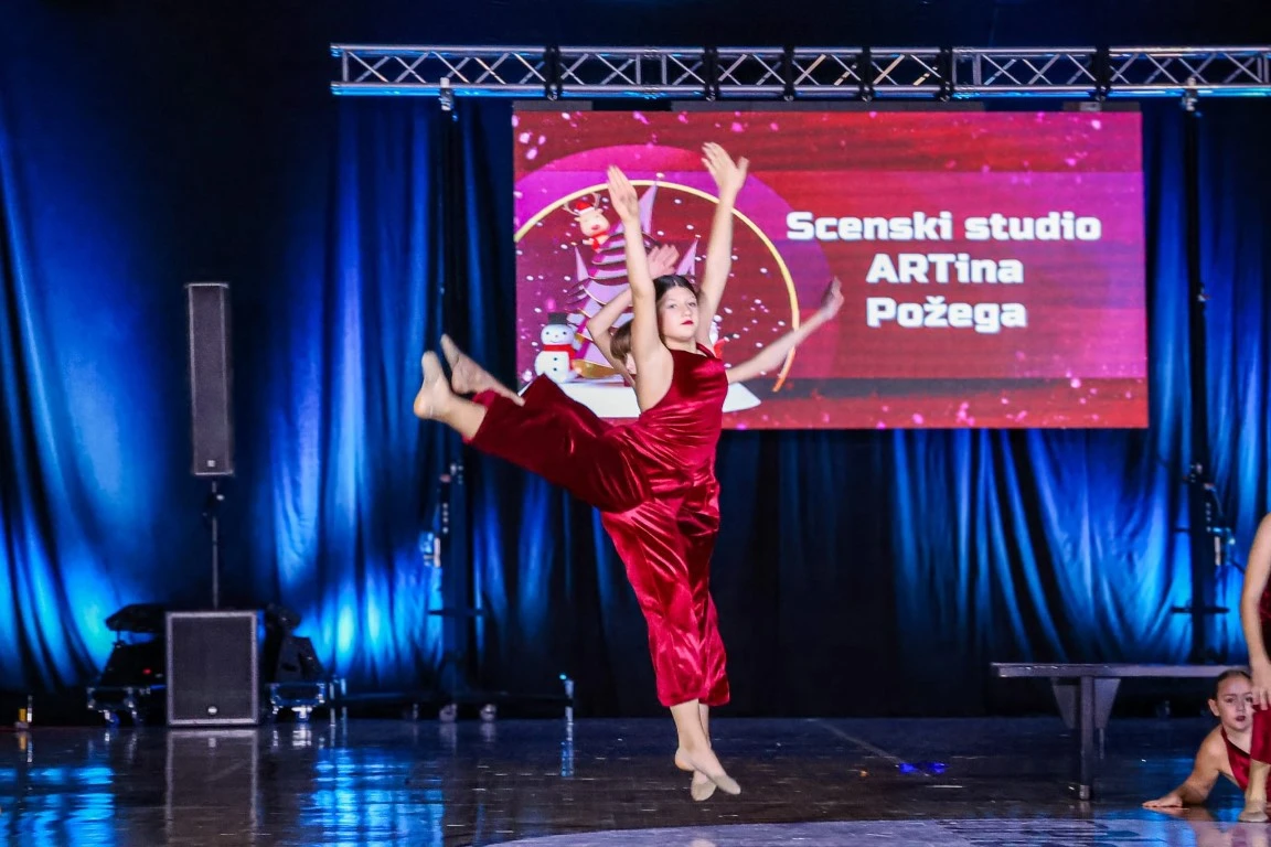 Rasplesani doček Djeda Božićnjaka ispunio dvoranu Tomislav Pirc dječjim osmijesima