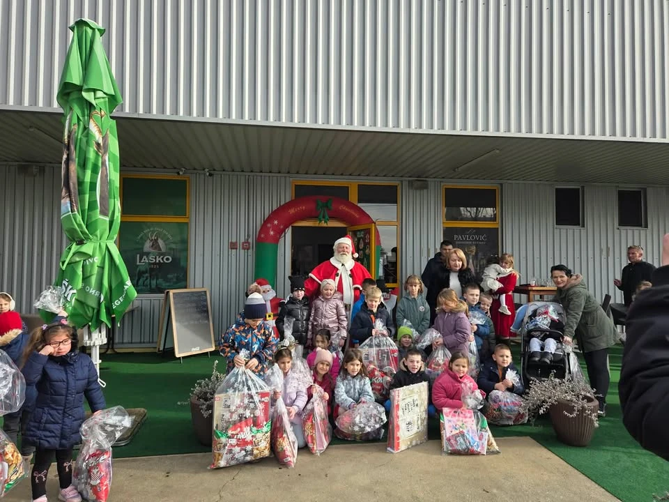 Blagdansko iznenađenje u Restoranu Marta: Djeda Mraz razveselio najmlađe