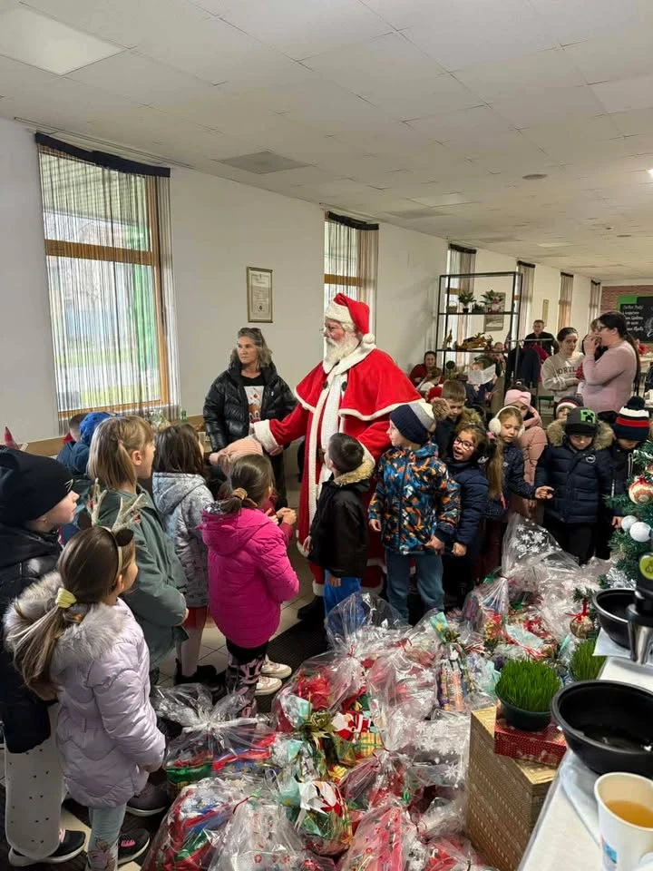 Blagdansko iznenađenje u Restoranu Marta: Djeda Mraz razveselio najmlađe