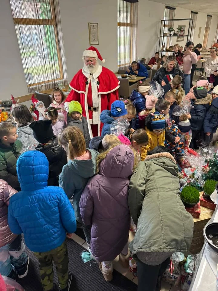 Blagdansko iznenađenje u Restoranu Marta: Djeda Mraz razveselio najmlađe