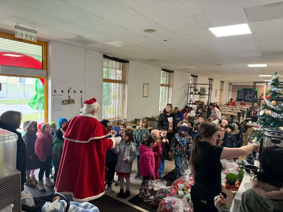 Blagdansko iznenađenje u Restoranu Marta: Djeda Mraz razveselio najmlađe