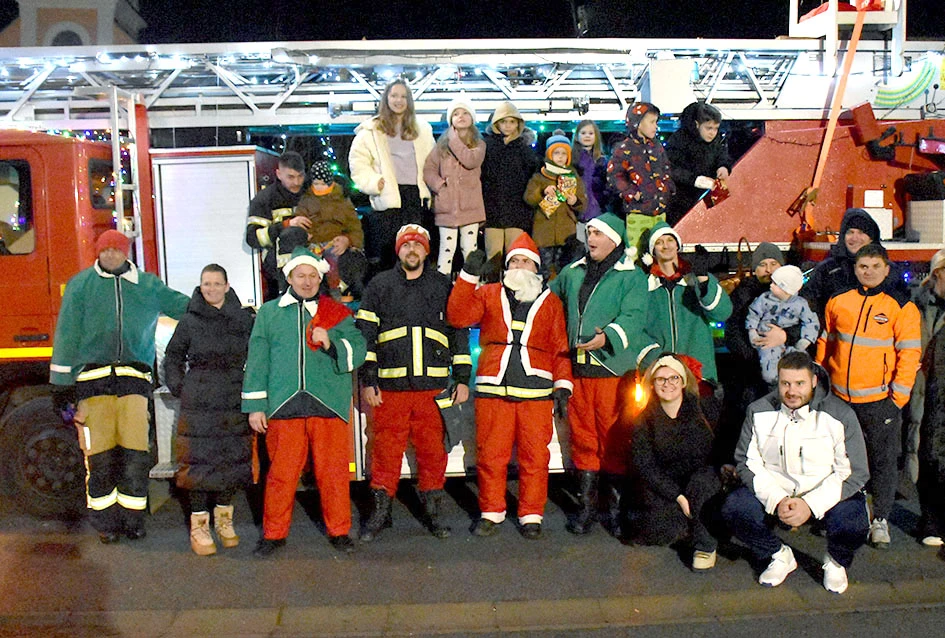 Sirene koje donose osmjeh: Djed Mraz i kaptolački vatrogasci razveselili mališane