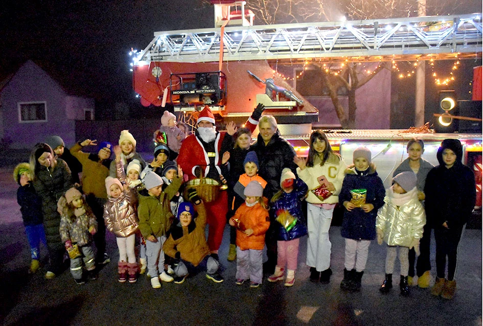 Sirene koje donose osmjeh: Djed Mraz i kaptolački vatrogasci razveselili mališane