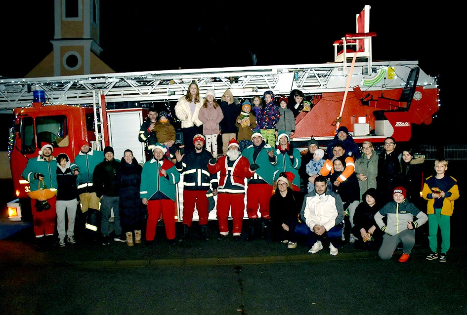 Sirene koje donose osmjeh: Djed Mraz i kaptolački vatrogasci razveselili mališane