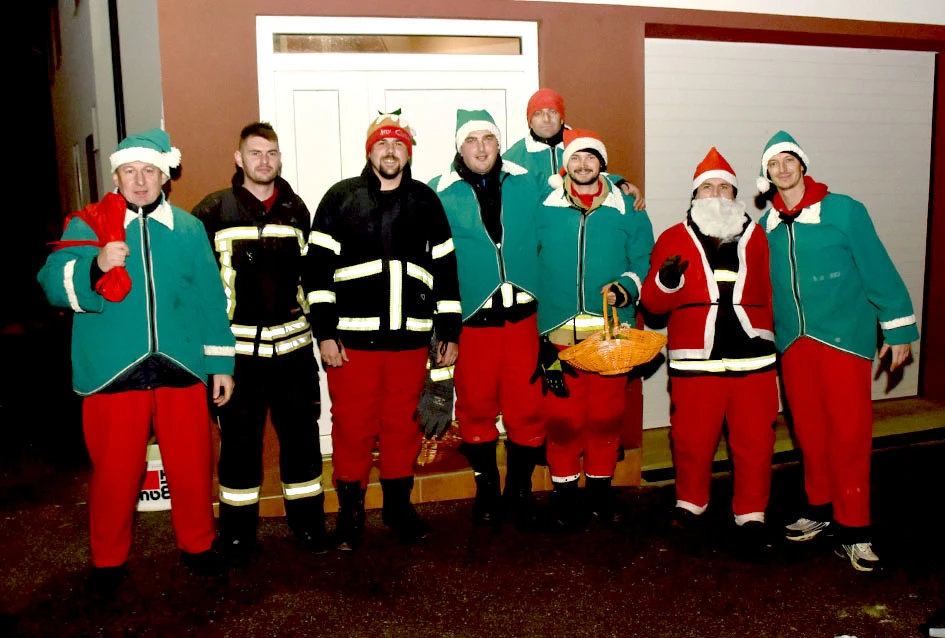 Sirene koje donose osmjeh: Djed Mraz i kaptolački vatrogasci razveselili mališane