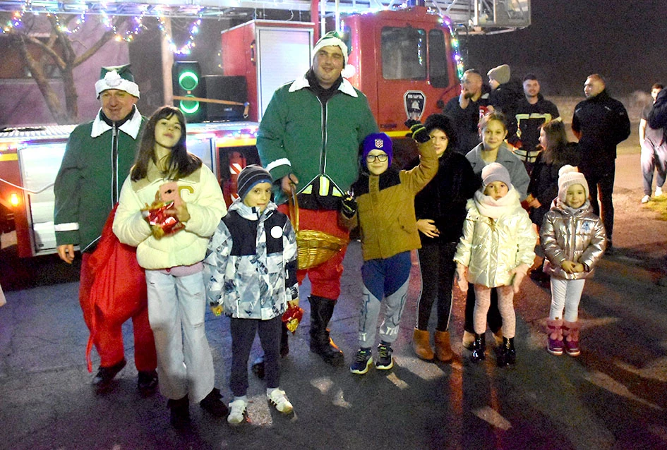 Sirene koje donose osmjeh: Djed Mraz i kaptolački vatrogasci razveselili mališane