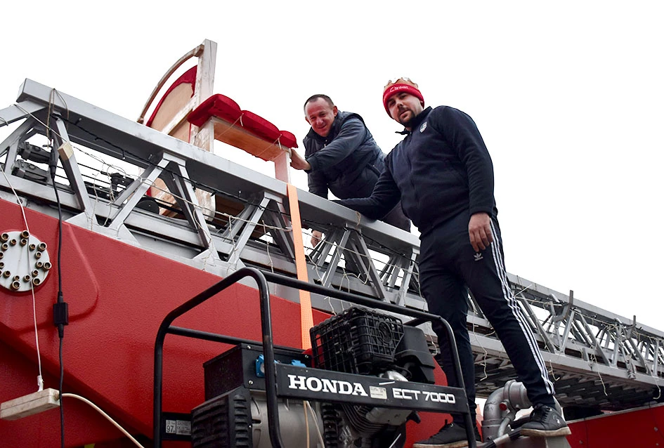 Sirene koje donose osmjeh: Djed Mraz i kaptolački vatrogasci razveselili mališane