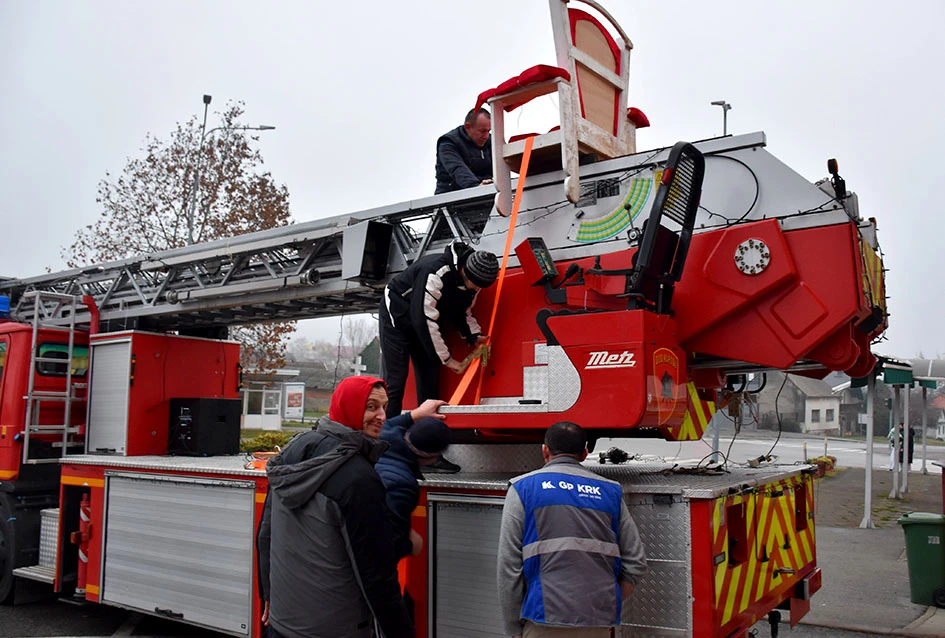 Sirene koje donose osmjeh: Djed Mraz i kaptolački vatrogasci razveselili mališane
