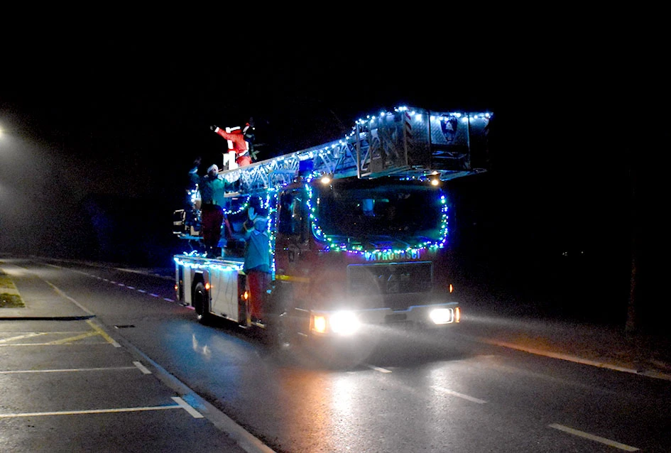 Sirene koje donose osmjeh: Djed Mraz i kaptolački vatrogasci razveselili mališane
