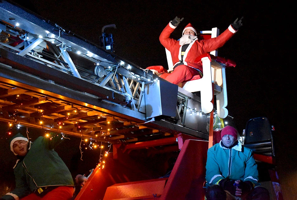 Sirene koje donose osmjeh: Djed Mraz i kaptolački vatrogasci razveselili mališane