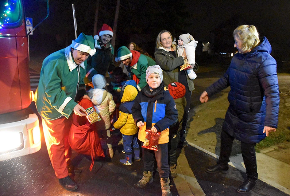 Sirene koje donose osmjeh: Djed Mraz i kaptolački vatrogasci razveselili mališane