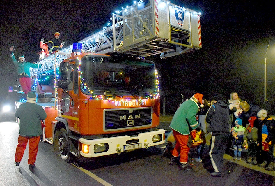 Sirene koje donose osmjeh: Djed Mraz i kaptolački vatrogasci razveselili mališane