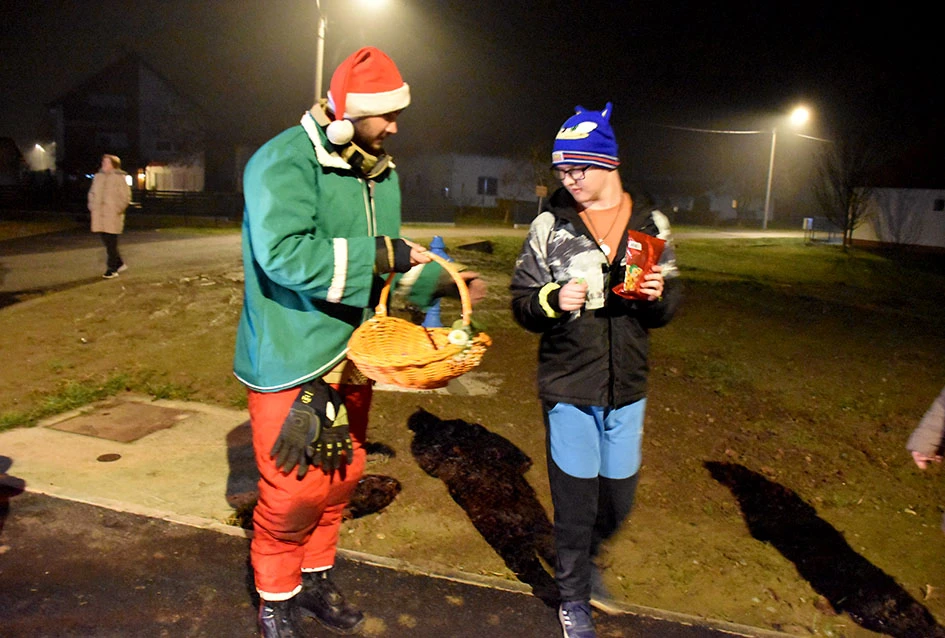 Sirene koje donose osmjeh: Djed Mraz i kaptolački vatrogasci razveselili mališane