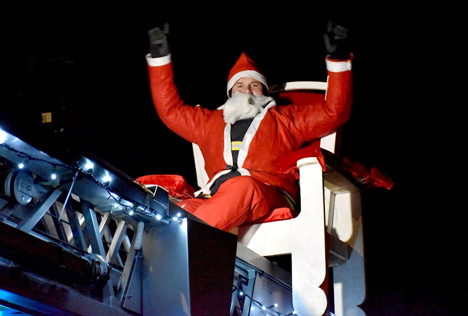 Sirene koje donose osmjeh: Djed Mraz i kaptolački vatrogasci razveselili mališane