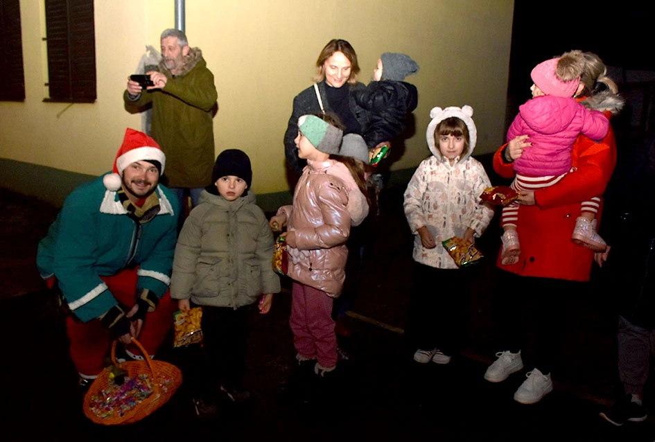 Sirene koje donose osmjeh: Djed Mraz i kaptolački vatrogasci razveselili mališane