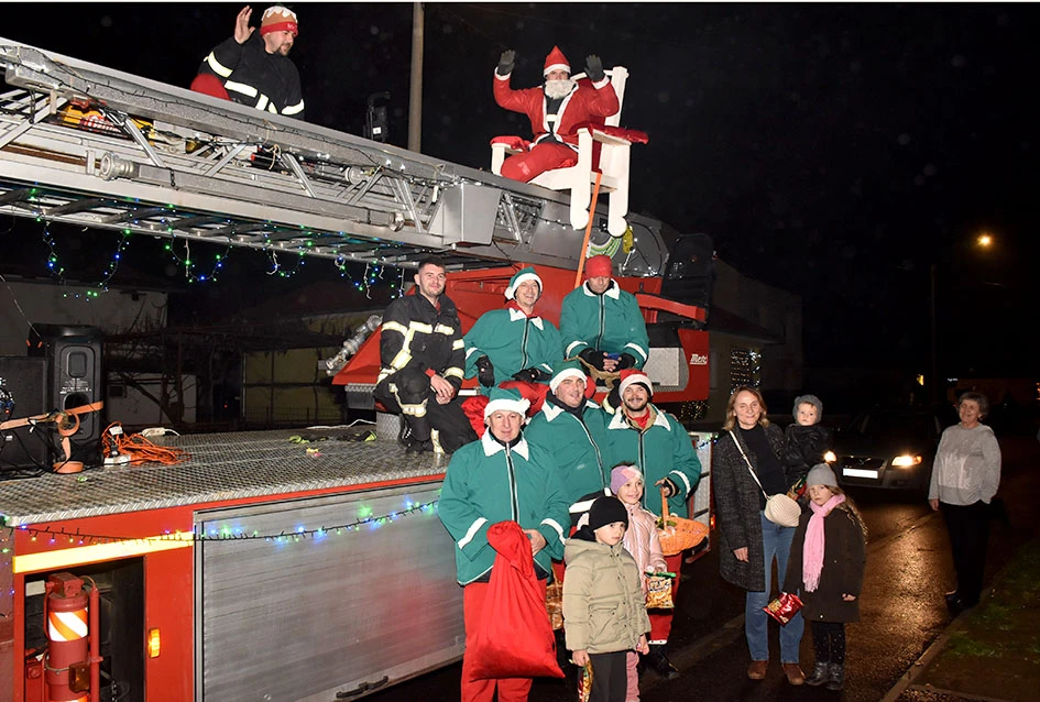 Sirene koje donose osmjeh: Djed Mraz i kaptolački vatrogasci razveselili mališane