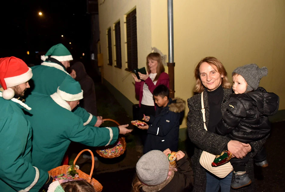 Sirene koje donose osmjeh: Djed Mraz i kaptolački vatrogasci razveselili mališane