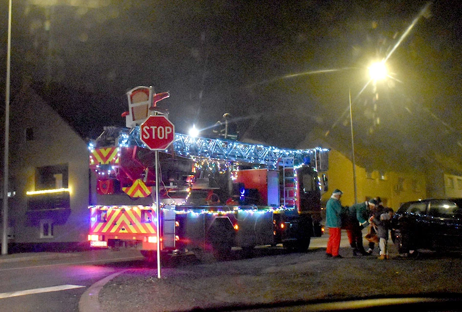 Sirene koje donose osmjeh: Djed Mraz i kaptolački vatrogasci razveselili mališane