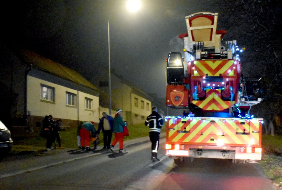 Sirene koje donose osmjeh: Djed Mraz i kaptolački vatrogasci razveselili mališane