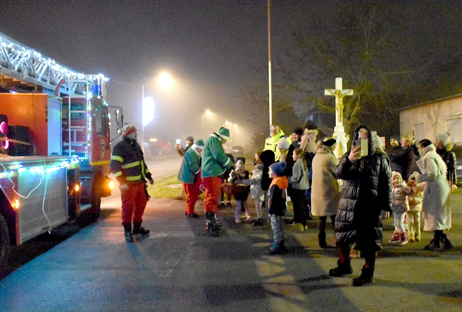 Sirene koje donose osmjeh: Djed Mraz i kaptolački vatrogasci razveselili mališane