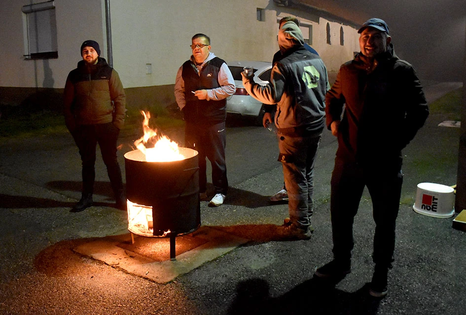 Sirene koje donose osmjeh: Djed Mraz i kaptolački vatrogasci razveselili mališane
