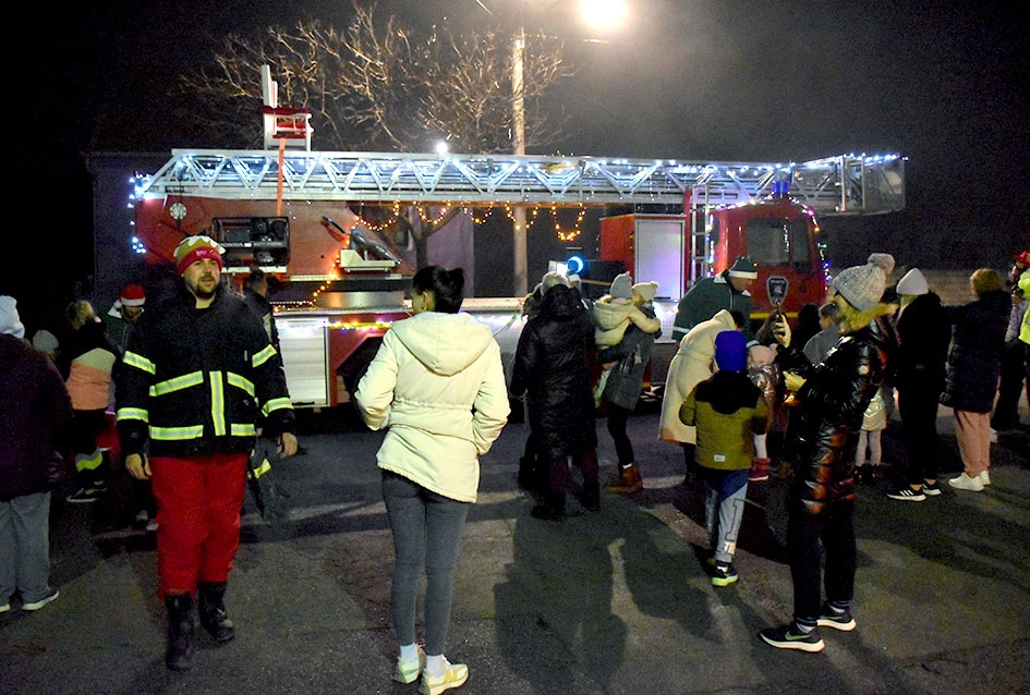 Sirene koje donose osmjeh: Djed Mraz i kaptolački vatrogasci razveselili mališane