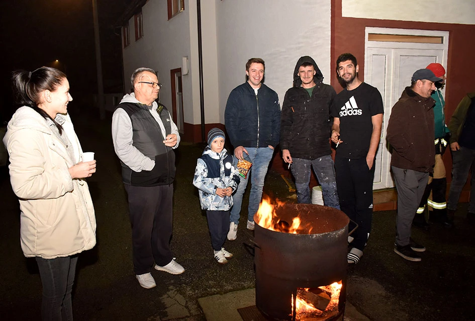 Sirene koje donose osmjeh: Djed Mraz i kaptolački vatrogasci razveselili mališane