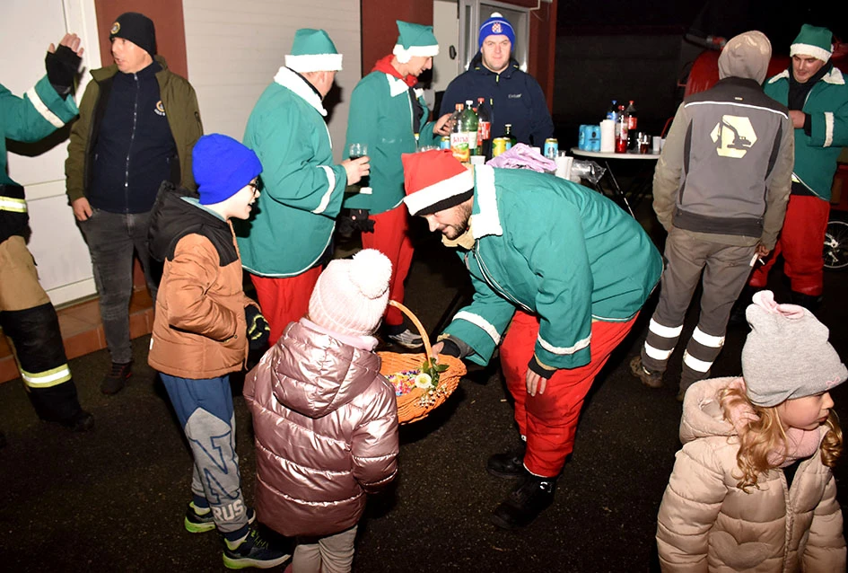 Sirene koje donose osmjeh: Djed Mraz i kaptolački vatrogasci razveselili mališane