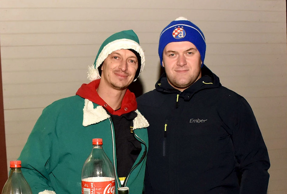 Sirene koje donose osmjeh: Djed Mraz i kaptolački vatrogasci razveselili mališane