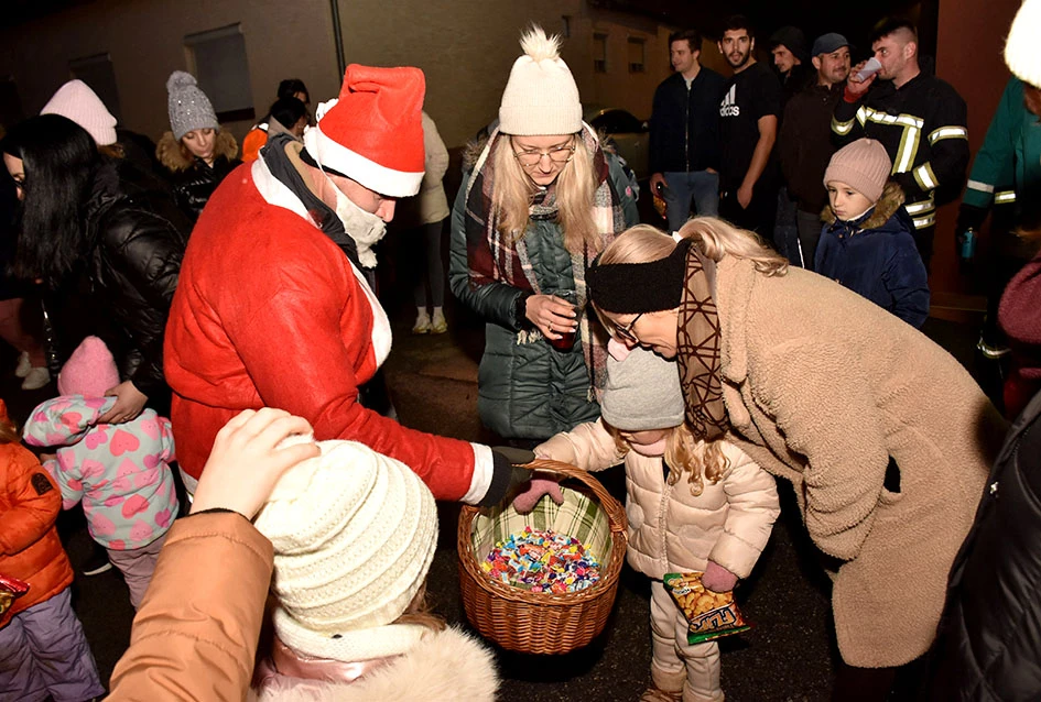 Sirene koje donose osmjeh: Djed Mraz i kaptolački vatrogasci razveselili mališane