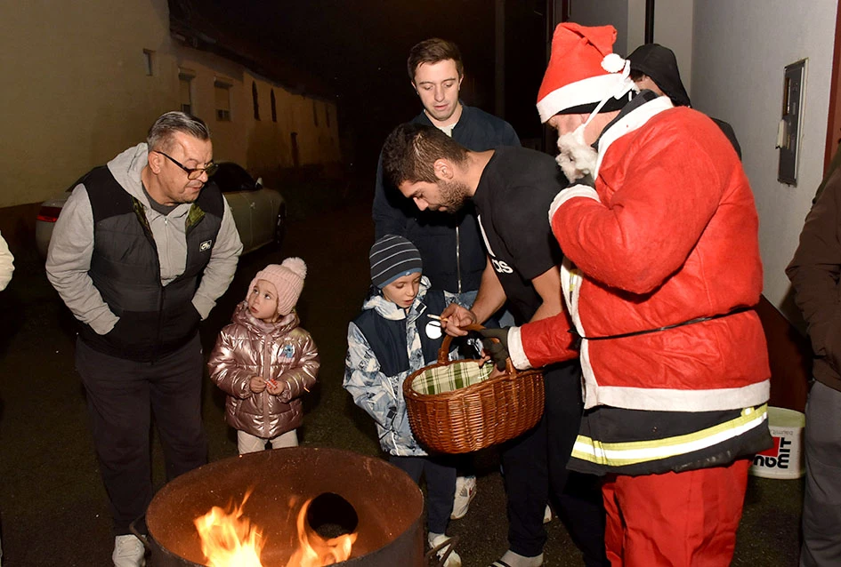 Sirene koje donose osmjeh: Djed Mraz i kaptolački vatrogasci razveselili mališane