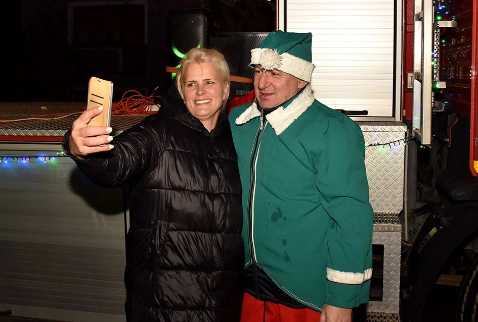 Sirene koje donose osmjeh: Djed Mraz i kaptolački vatrogasci razveselili mališane