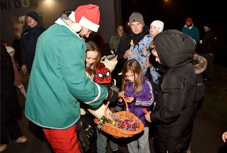 Sirene koje donose osmjeh: Djed Mraz i kaptolački vatrogasci razveselili mališane