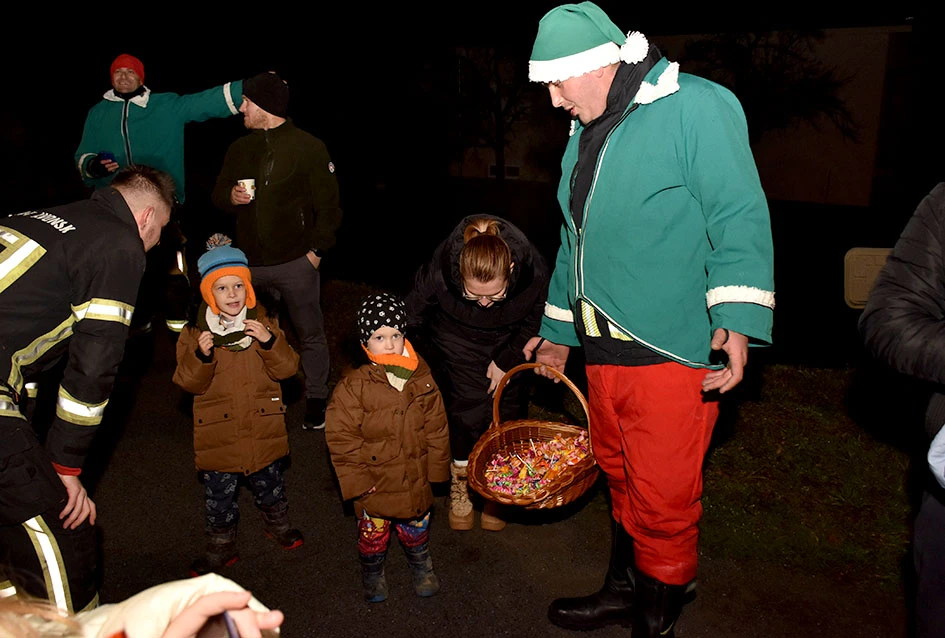 Sirene koje donose osmjeh: Djed Mraz i kaptolački vatrogasci razveselili mališane