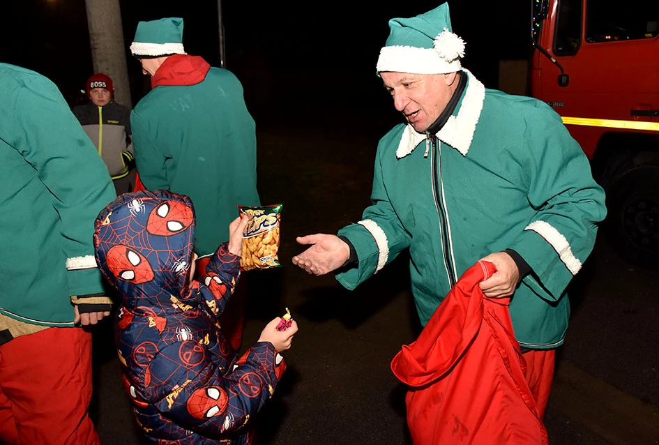 Sirene koje donose osmjeh: Djed Mraz i kaptolački vatrogasci razveselili mališane