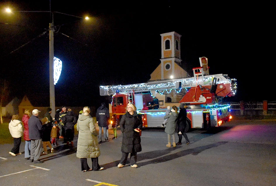 Sirene koje donose osmjeh: Djed Mraz i kaptolački vatrogasci razveselili mališane