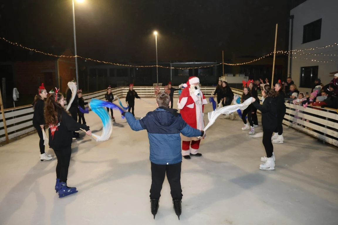 Kutjevo u blagdanskom duhu: Održano adventsko druženje i paljenje četvrte svijeće