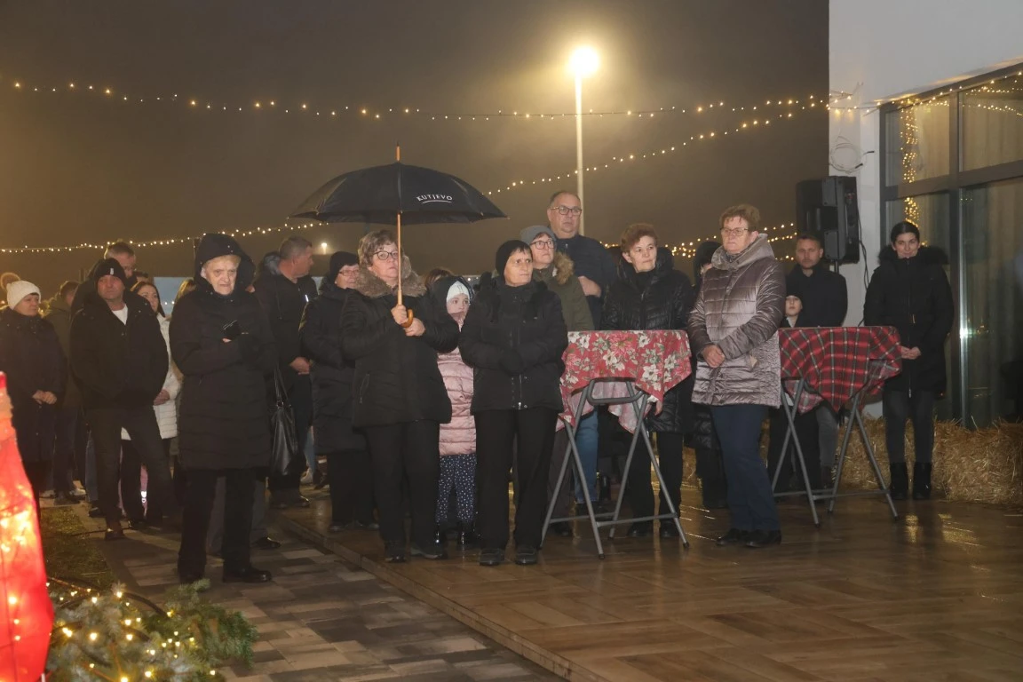 Kutjevo u blagdanskom duhu: Održano adventsko druženje i paljenje četvrte svijeće