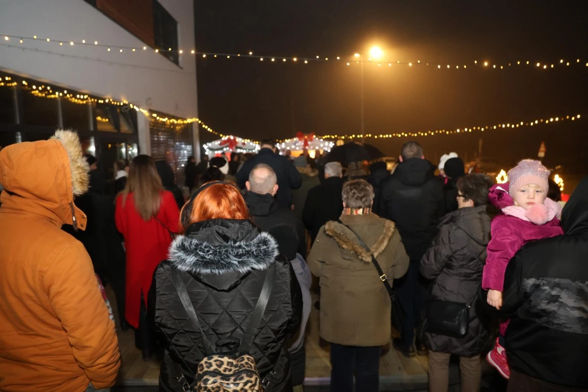 Kutjevo u blagdanskom duhu: Održano adventsko druženje i paljenje četvrte svijeće