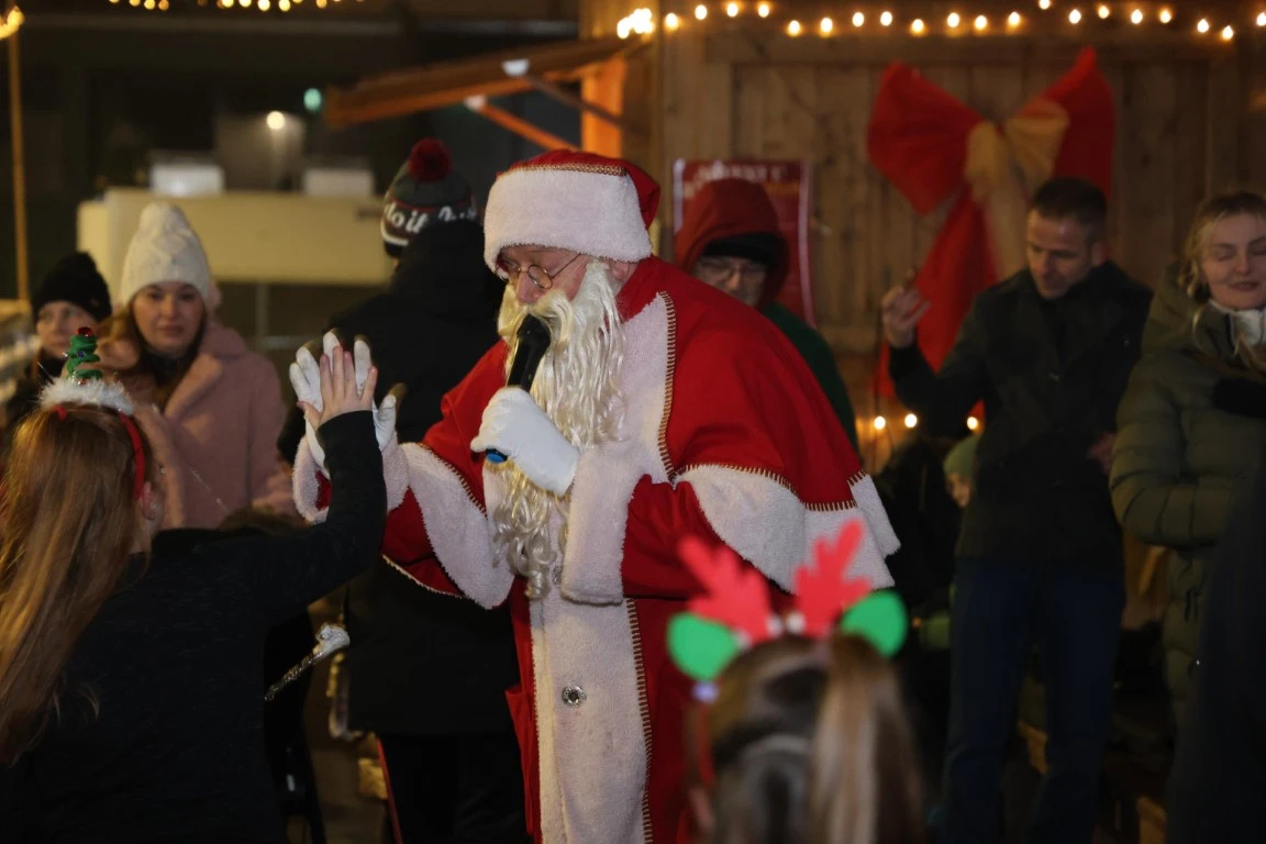 Kutjevo u blagdanskom duhu: Održano adventsko druženje i paljenje četvrte svijeće