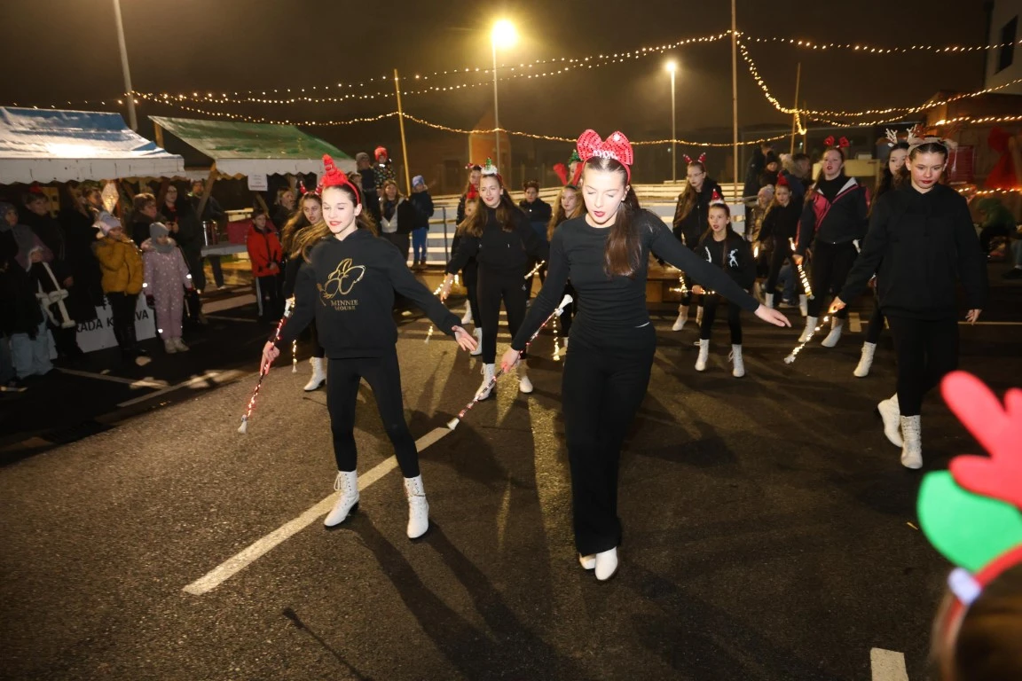 Kutjevo u blagdanskom duhu: Održano adventsko druženje i paljenje četvrte svijeće