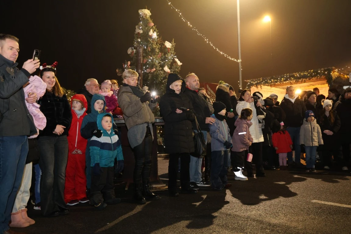 Kutjevo u blagdanskom duhu: Održano adventsko druženje i paljenje četvrte svijeće