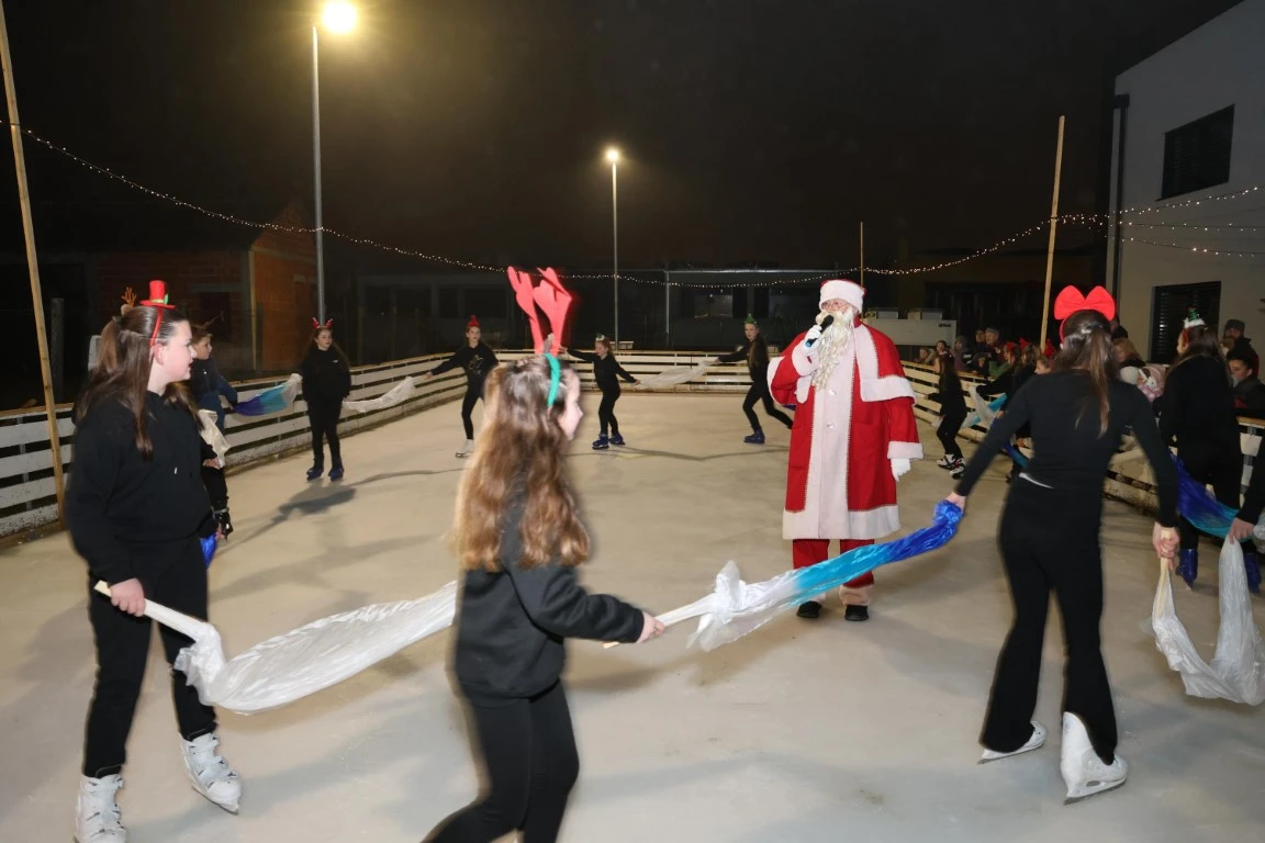 Kutjevo u blagdanskom duhu: Održano adventsko druženje i paljenje četvrte svijeće