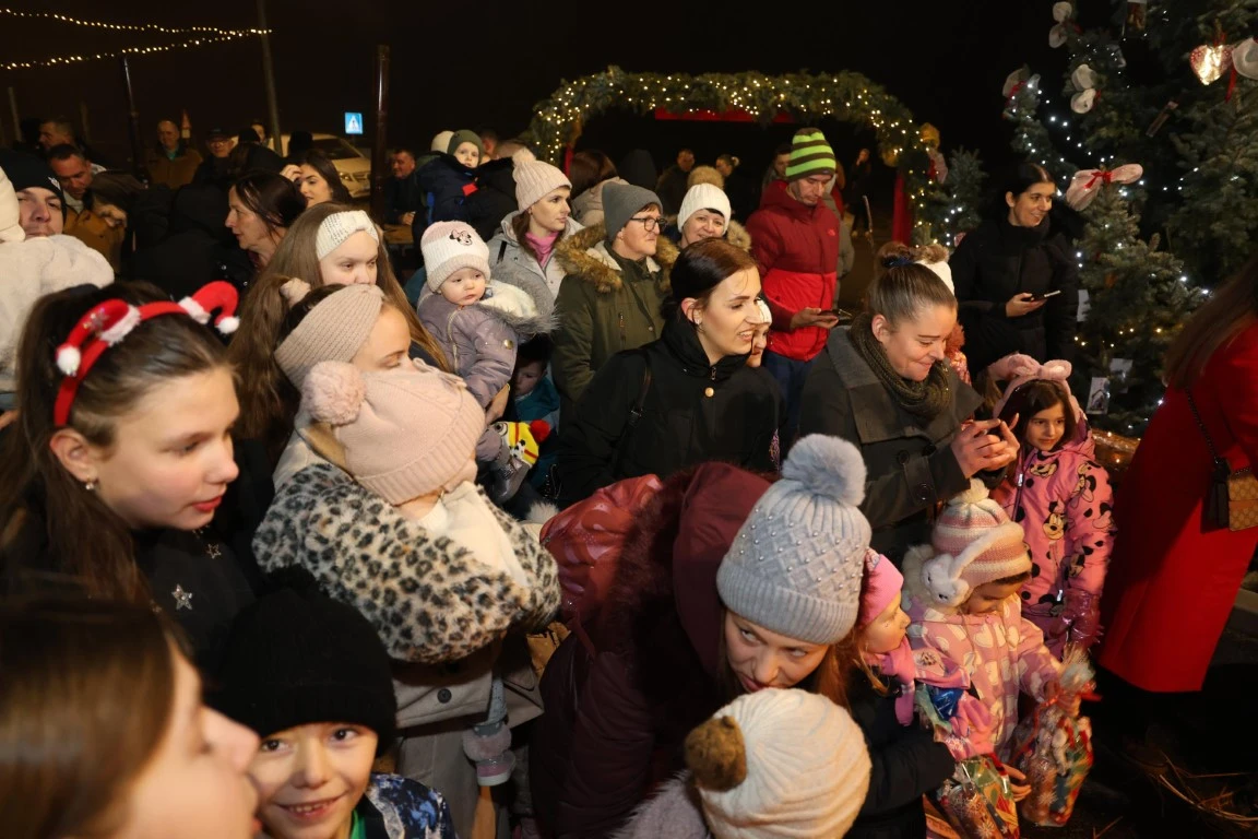 Kutjevo u blagdanskom duhu: Održano adventsko druženje i paljenje četvrte svijeće