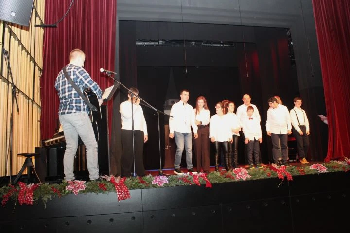 Pleternica zapjevala uoči Božića uz HKUD Vijenac i Udrugu Osmjeh