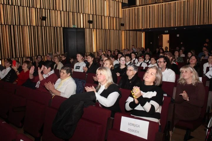 Pleternica zapjevala uoči Božića uz HKUD Vijenac i Udrugu Osmjeh