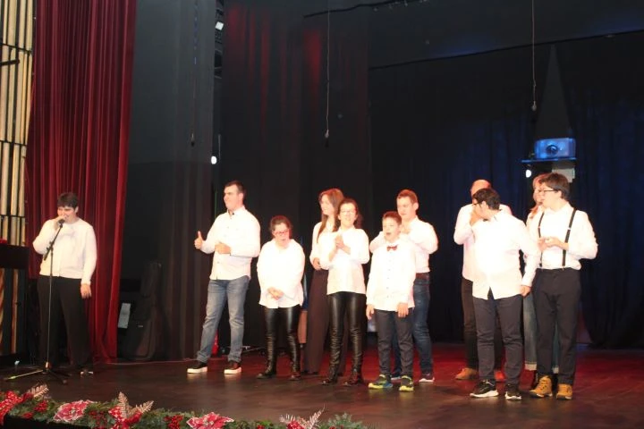 Pleternica zapjevala uoči Božića uz HKUD Vijenac i Udrugu Osmjeh