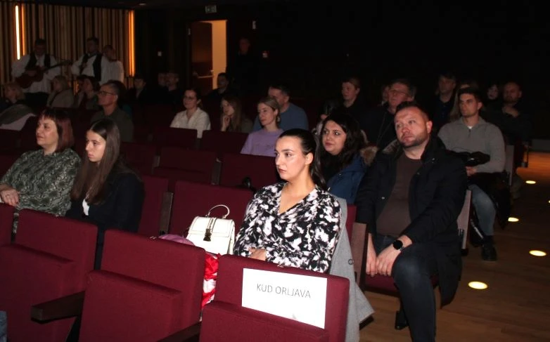 Pleternica zapjevala uoči Božića uz HKUD Vijenac i Udrugu Osmjeh